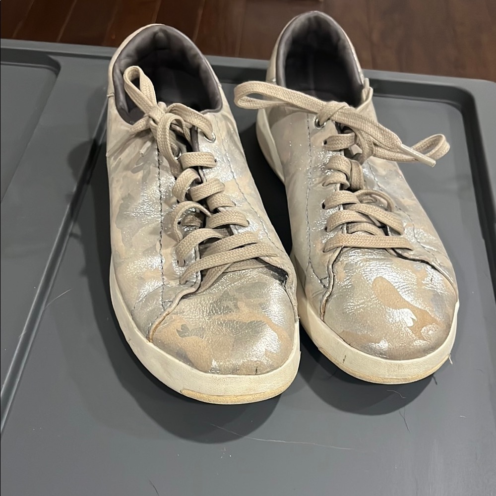 Stylish Women's Sneakers in Gray